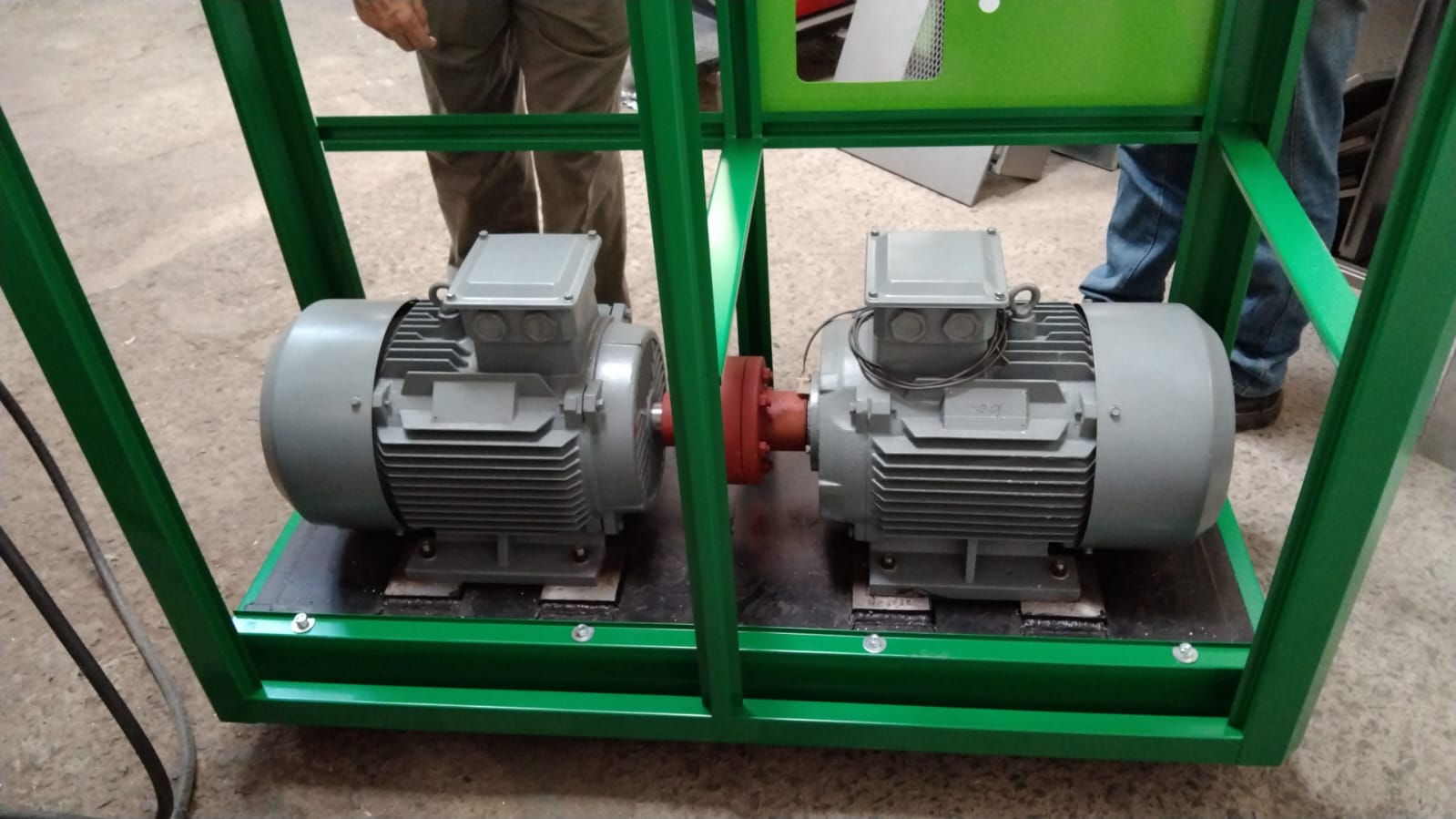 Motor y generador PMG alineados sobre el chasis