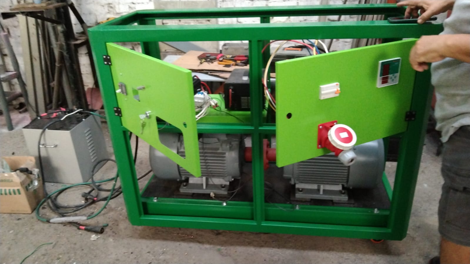 Cableado y elementos de control dentro del gabinete PMG