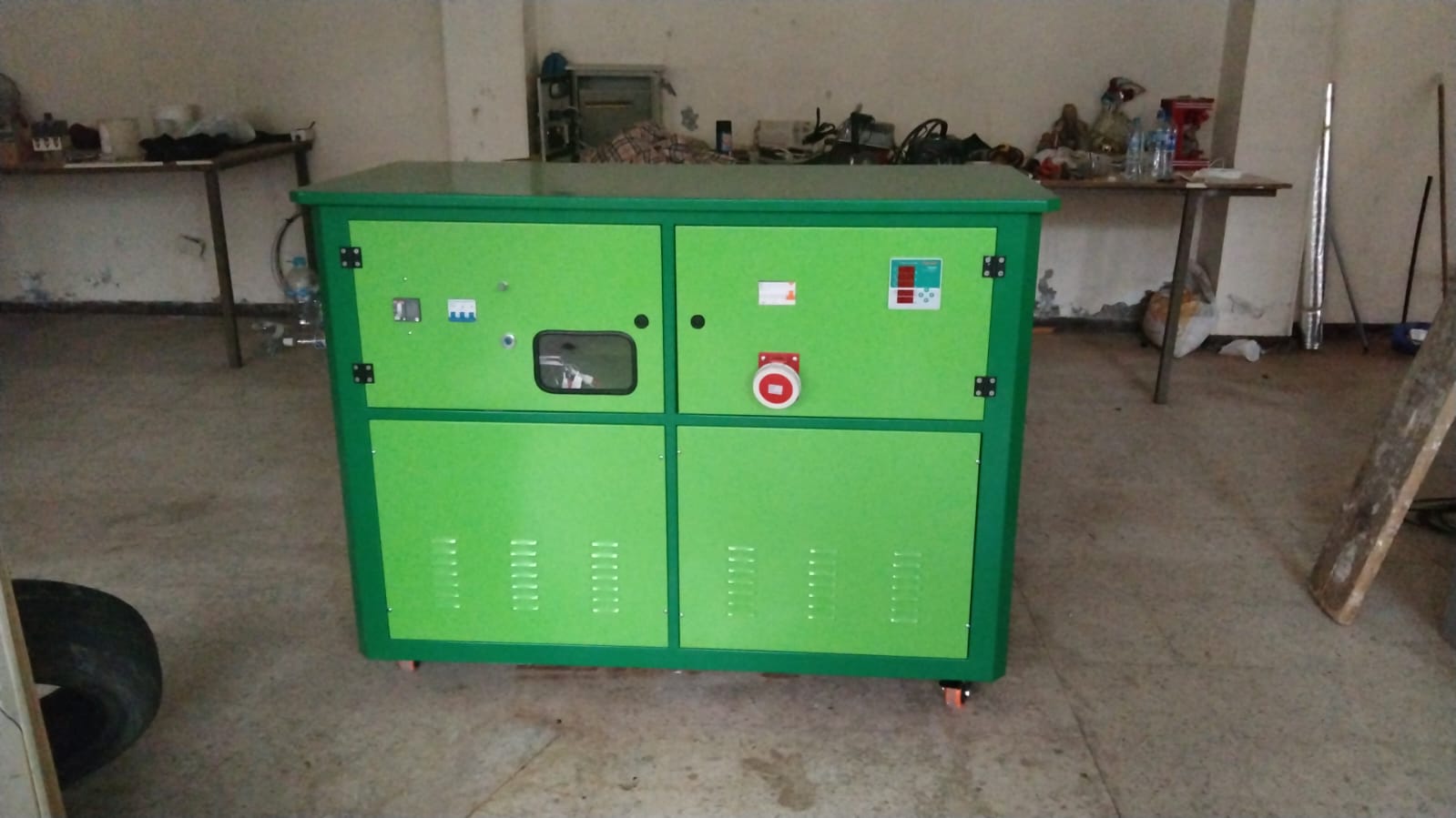 Sistema PMG 10 kW encabinado durante su integración en Colombia
